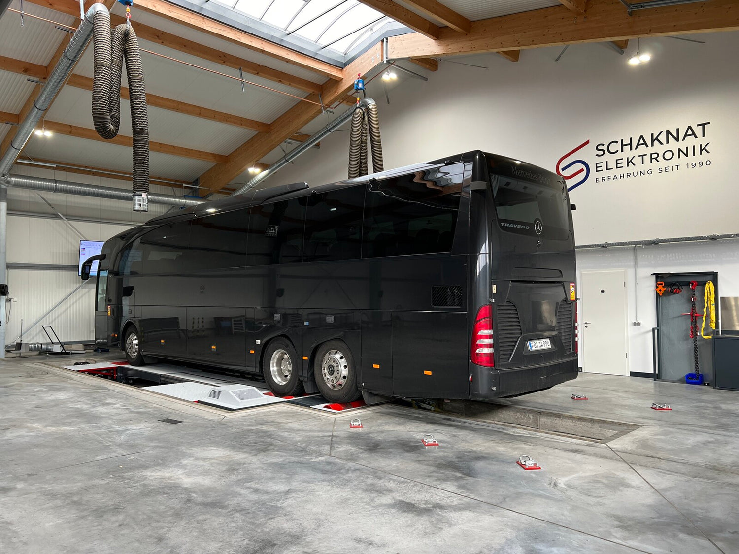 bus chiptuning on dyno in schaknat workshop