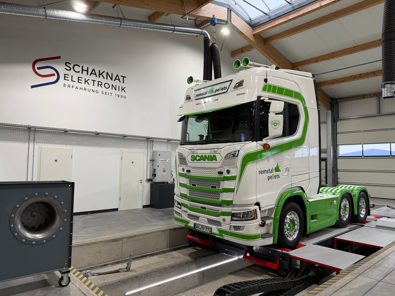 truck chipuning on the dyno in schaknat workshop